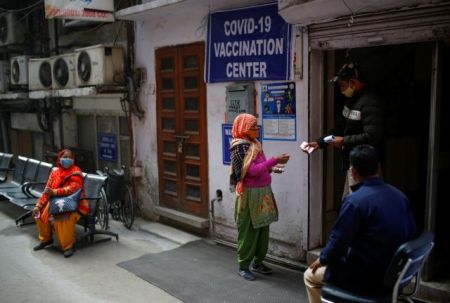«Θαύμα» στην Ινδία – μειώνονται ανεξήγητα κρούσματα και θάνατοι από Covid