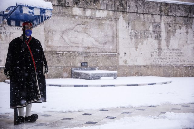 Μήδεια : Οι Εύζωνες φόρεσαν τις κάπες τους λόγω της κακοκαιρίας | tovima.gr