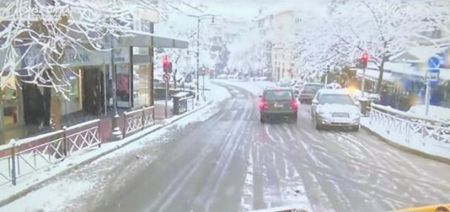 Μήδεια : Εκχιονιστικό στους δρόμους του Κολωνακίου