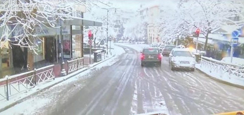 Μήδεια : Εκχιονιστικό στους δρόμους του Κολωνακίου