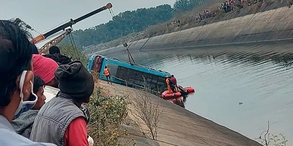 Ινδία: Λεωφορείο έπεσε σε κανάλι – 39 νεκροί