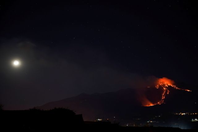 «Ξύπνησε» η Αίτνα: Εικόνες που κόβουν την ανάσα από την έκρηξη του ηφαιστείου