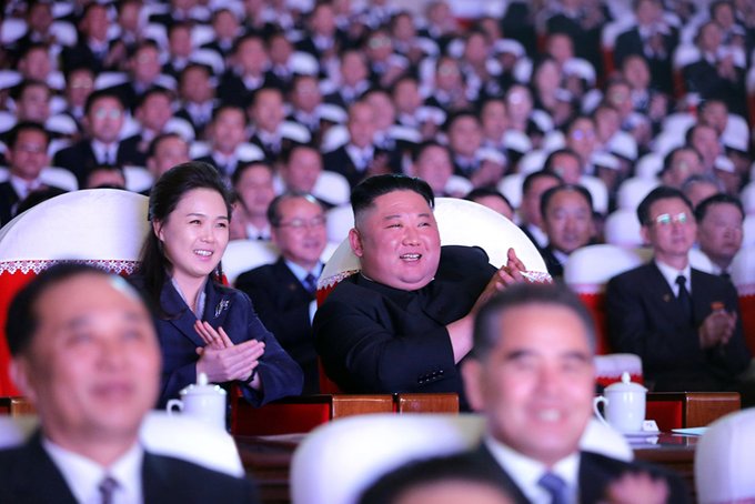Βόρεια Κορέα :  Επανεμφάνιση για τη σύζυγο του Κιμ Γιονγκ Ουν – Πού είχε χαθεί ένα χρόνο; | tovima.gr