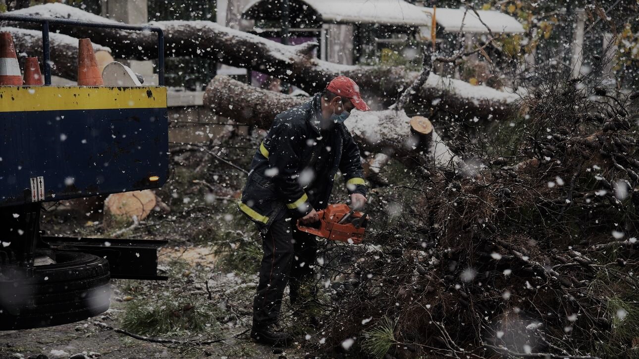ΔΕΔΔΗΕ: Ολονύχτια μάχη για την αποκατάσταση των ζημιών – 10.000 νοικοκυριά παραμένουν στο σκοτάδι