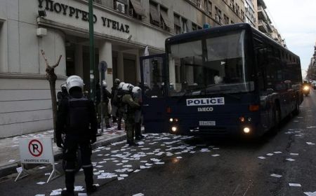 Εισβολή στο υπουργείο Υγείας – 61 συλλήψεις