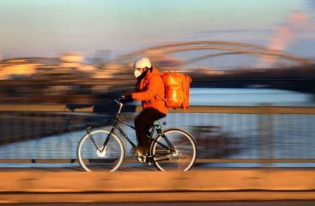 Ισπανία : Απόφαση ορόσημο για τους ντελιβεράδες