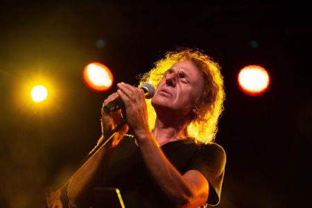 Βασίλης Παπακωνσταντίνου : Ο αιώνιος έφηβος σε live streaming την Κυριακή