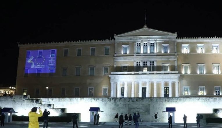 Βουλή : Φωταγωγήθηκε για τα 40 χρόνια της Ελλάδας στην ΕΕ