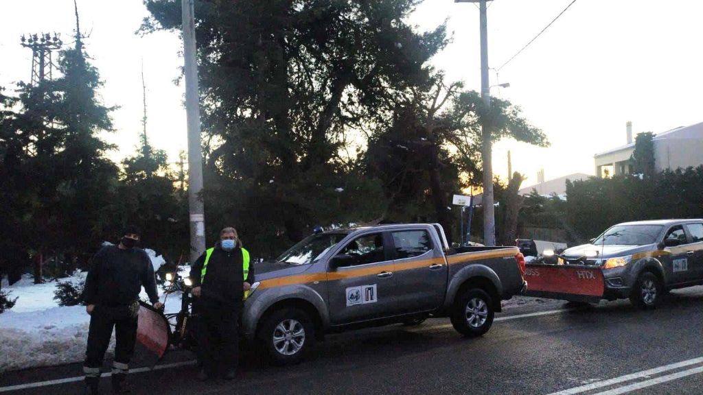 Δήμος Πειραιά: Εστειλε δύο εκχιονιστικά στα Βόρεια Προάστια