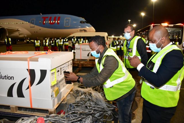 Μακρόν : Η Δύση οφείλει να στείλει εμβόλια στην Αφρική