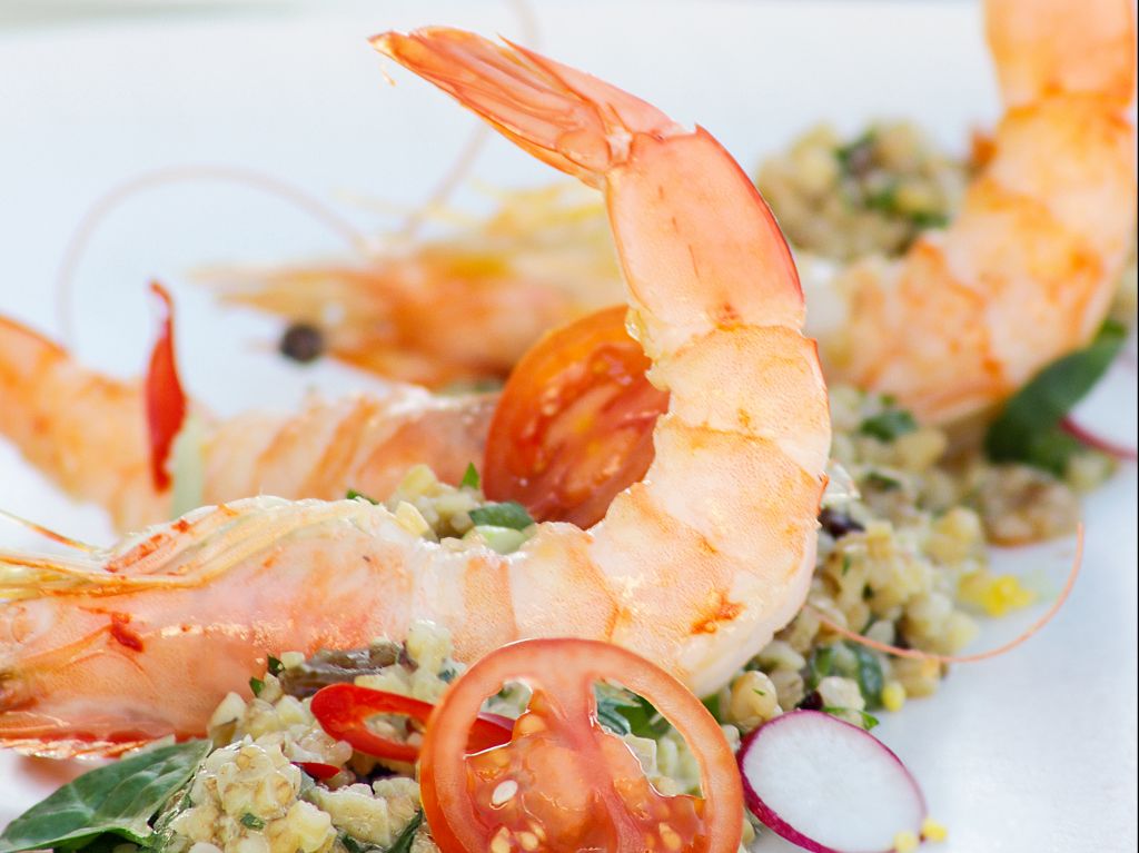 Σαλάτα φαγόπυρο με γαρίδες και σος μουστάρδας με μέλι