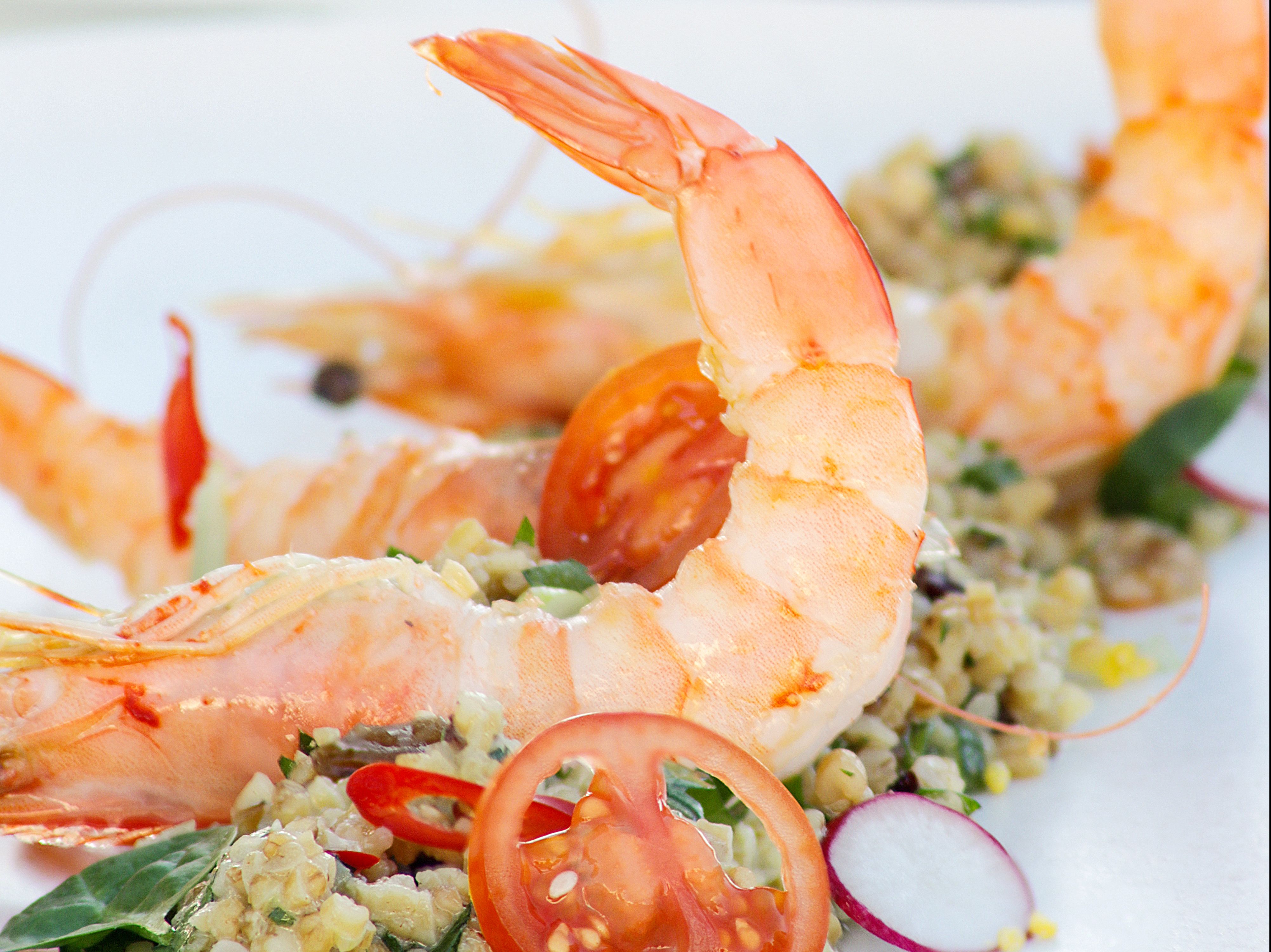 Σαλάτα φαγόπυρο με γαρίδες και σος μουστάρδας με μέλι