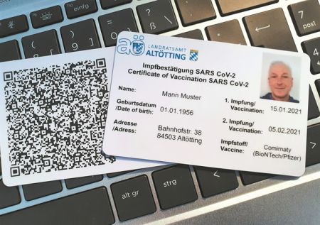 Δύο «στρατόπεδα» για τα πιστοποιητικά COVID