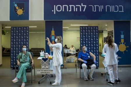 Ισραήλ : Εμβολιάστηκε σχεδόν ο μισός πληθυσμός – Ανοίγει σταδιακά η οικονομία