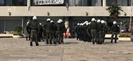 Θεσσαλονίκη : Έφοδος των ΜΑΤ στο ΑΠΘ για να σταματήσουν κατάληψη