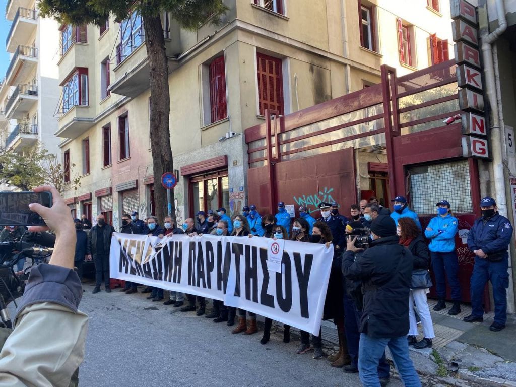 Καλλιτέχνες και ηθοποιοί έξω από το υπ. Πολιτισμού – Ζητούν παραίτηση Μενδώνη