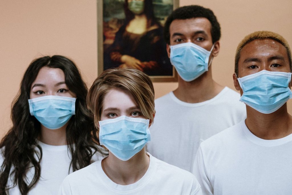 Κορωνοϊός : Μια μάσκα (ή και δύο), μα ποια μάσκα;