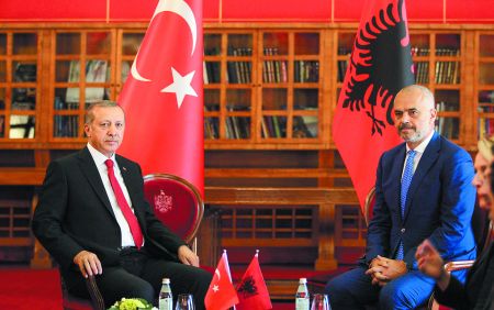 Εκτουρκισμός : Πώς το μακρύ χέρι της Αγκυρας «σφιχταγκαλιάζει» την Αλβανία – Η αμηχανία της Ελλάδας