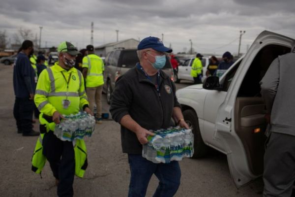 ΗΠΑ – Τέξας : Εκατομμύρια χωρίς νερό, χιλιάδες ακόμη χωρίς ρεύμα  