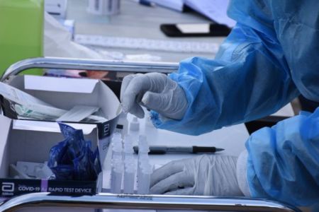 Koρωνοϊός : Η χθεσινή «έκρηξη» κρουσμάτων θυμίζει την αρχή του «δεύτερου κύματος»