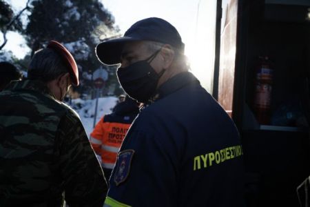 Χανιά : Μεγάλη φωτιά σε αποθήκη εταιρείας μεταφορών