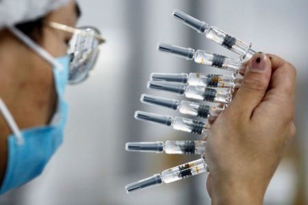 Κορωνοϊός : Μπορούν τα εμβόλια να μειώσουν τη μετάδοση της COVID-19;