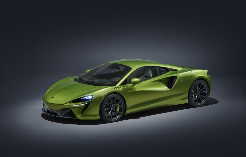 McLAREN ARTURA: Junior Supercar