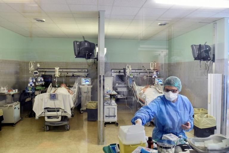 Κορωνοϊός : Στα όρια τους τα νοσοκομεία της Αττικής – Μόλις 14 κενές ΜΕΘ