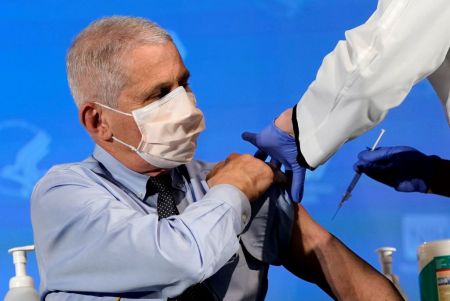 Φάουτσι : Εγώ θα έκανα το εμβόλιο της Johnson & Johnson