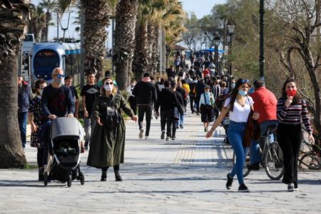 Lockdown : Εικόνες συνωστισμού στις παραλίες της Αθήνας παρά την απαγόρευση