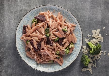 Πένες με παντζάρι, μπρόκολο και κρέμα αμυγδάλου