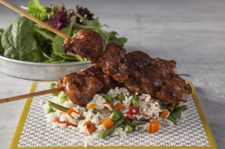 Κοτόπουλο σουβλάκι σατάι με ρύζι