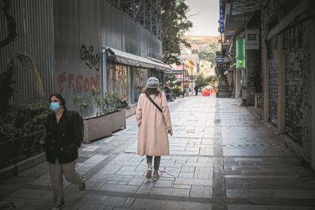 «Τρέχουμε πίσω από τον νέο κορωνοϊό»