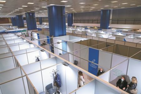 Αλλάζει το μοντέλο διαχείρισης της μάχης με την COVID