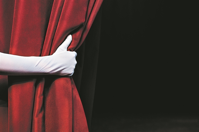 Νέα καταγγελία για γνωστό σκηνοθέτη: «Μας πρόσφερε αλκοόλ και ναρκωτικά και μας έκανε ανήθικη πρόταση»