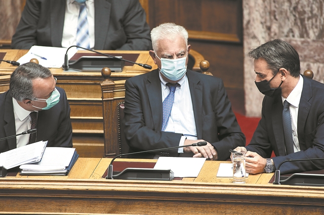 Διπλή γραμμή εμβολιασμού για να «ανοίξει» η οικονομία