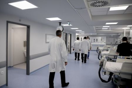 Κορωνοϊός : Δραματικές ώρες στις ΜΕΘ των νοσοκομείων της Αττικής – «Να αξιοποιηθούν οι εφεδρείες»