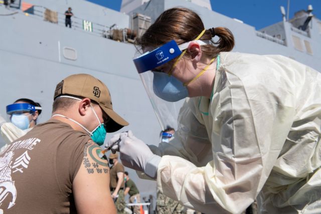 Φάουτσι : Πρέπει να τηρηθεί η πρακτική της χορήγησης δύο δόσεων των εμβολίων κατά του κορωνοϊού