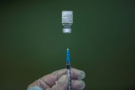 Κορωνοϊός : Συμμαχία κολοσσών για διπλάσια παραγωγή εμβολίων