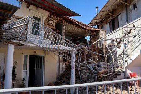 Σεισμός : Η στιγμή του απεγκλωβισμού ηλικιωμένου στο Μεσοχώρι