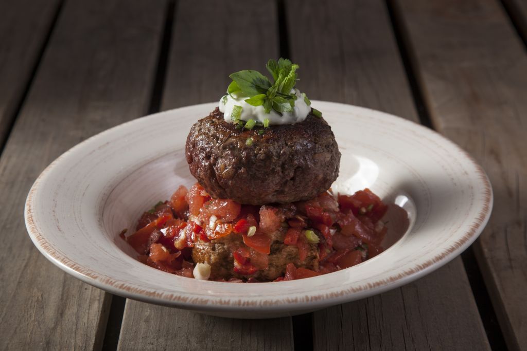 Μπιφτέκι με ντάκο και τζατζίκι