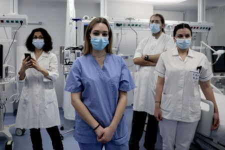 Οι ηρωίδες με τις άσπρες μπλούζες στις ΜΕΘ