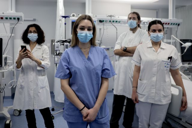 Οι ηρωίδες με τις άσπρες μπλούζες στις ΜΕΘ