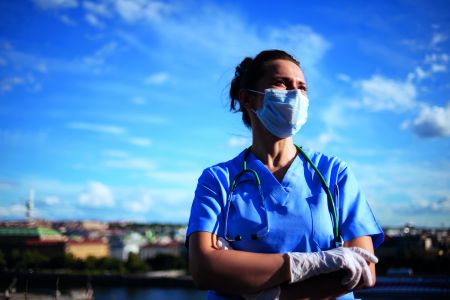 Οι ακούραστες γιατροί και νοσηλεύτριες, 12 μήνες μετά