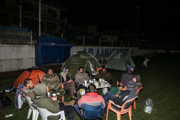 Λάρισα : Στους δρόμους για δεύτερη νύχτα οι πολίτες, μετά τους συνεχόμενους σεισμούς | tovima.gr