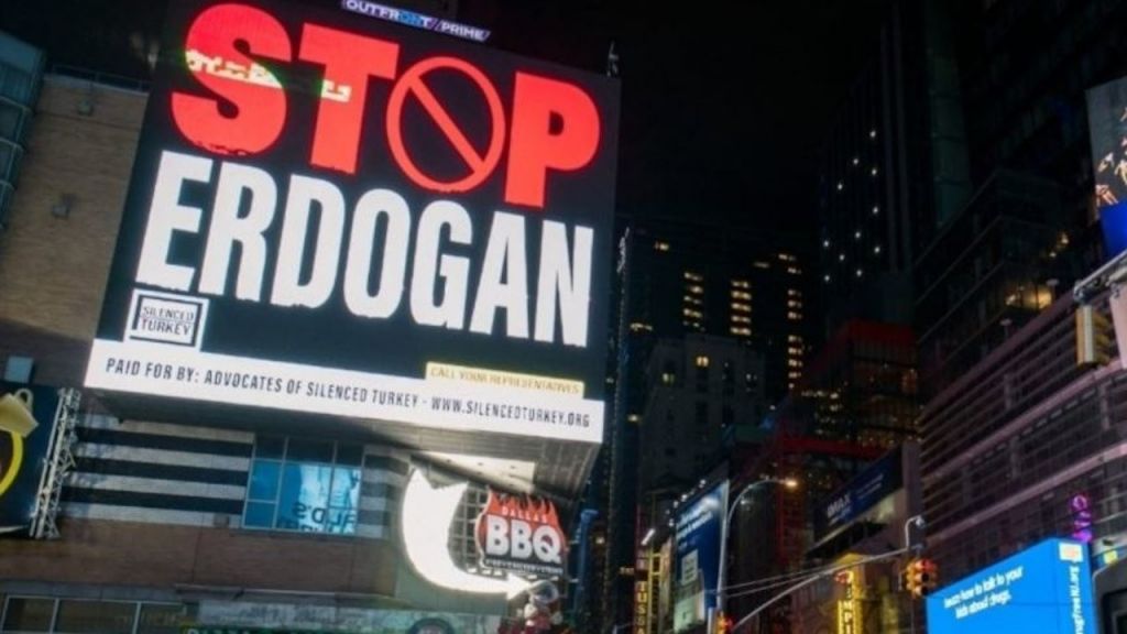Τουρκία : Σοκ από τεράστια πινακίδα στη Νέα Υόρκη κατά του Ερντογάν