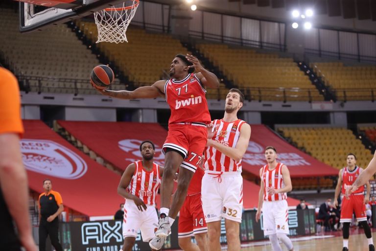 Με φουλ επίθεση ο Ολυμπιακός επέστρεψε στις νίκες (94-79)