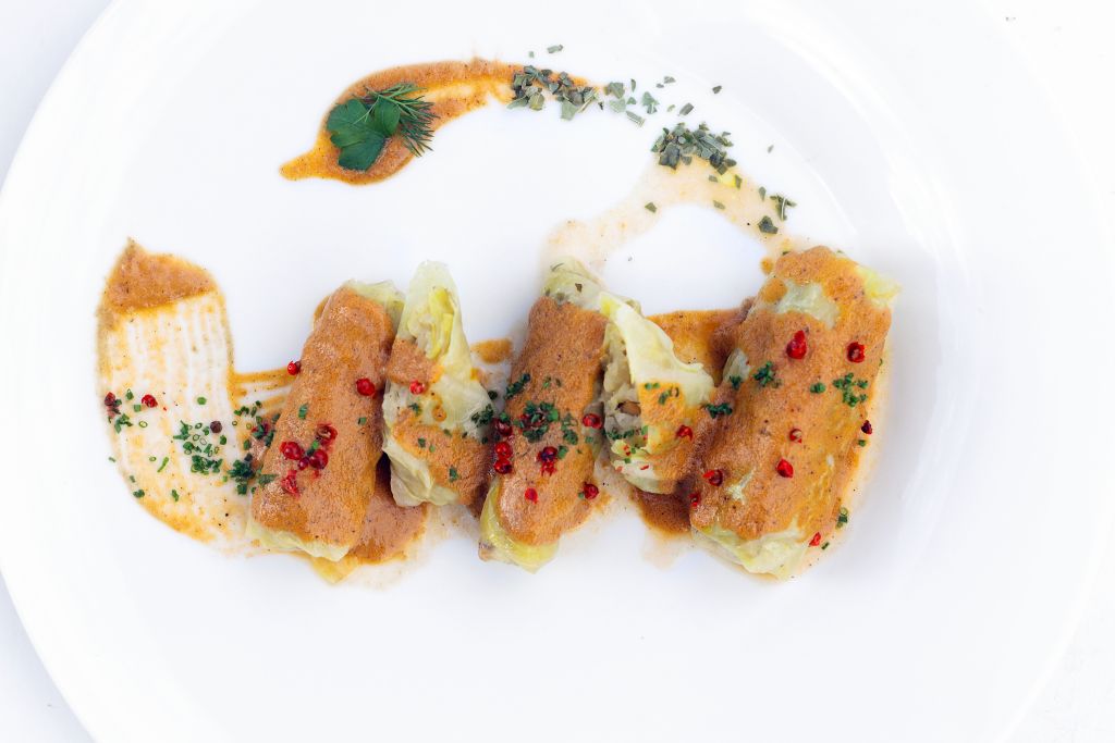 Λαχανοντολμάδες με σουπιά και σάλτσα ντομάτα-ταχίνι