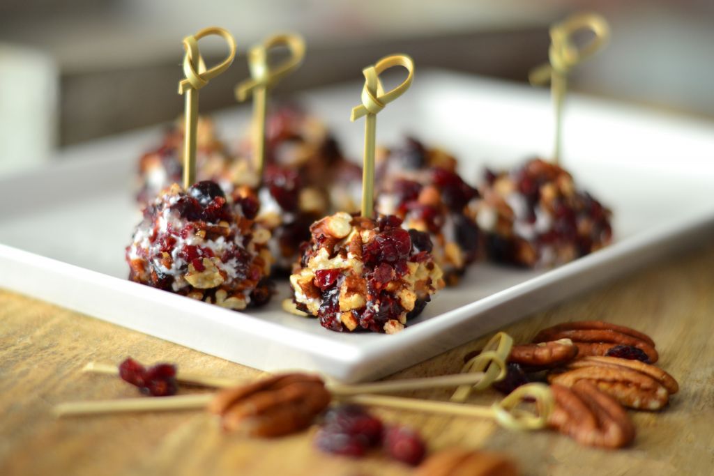 Μπάλες τυριού με αποξηραμένα φρούτα και καρπούς