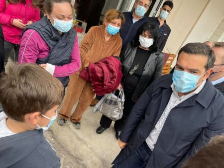 Τσίπρας: Να εμβολιαστούν κατ’ εξαίρεση οι σεισμόπληκτοι